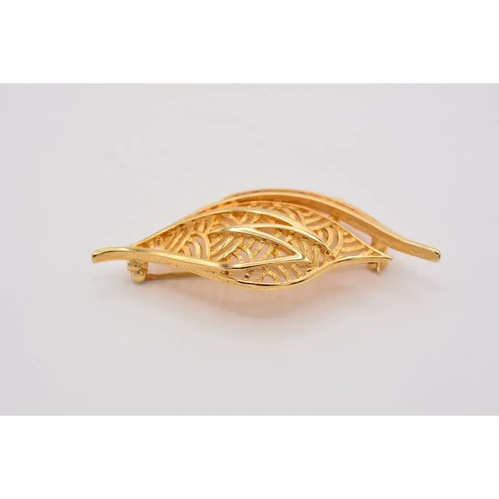 TAT Vintage Leaf Pin Brooch Gold Tone Filigree Shiny Chunky Signed 1980s BinF